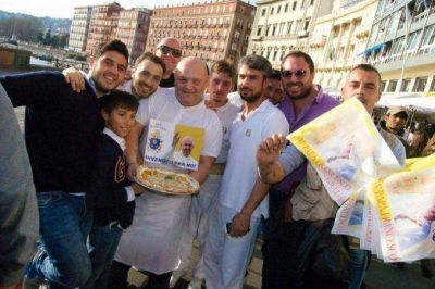 El Papa no pudo resistirse a la tentaci�n de una pizza italiana: mir� el video