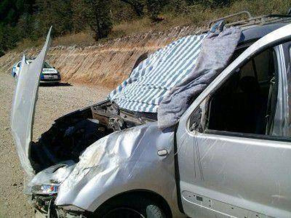 Volc� una camioneta en el camino de los Siete Lagos