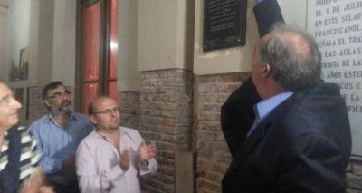 Descubrieron placa que se�ala al Sal�n Dorado como sitio de la Memoria