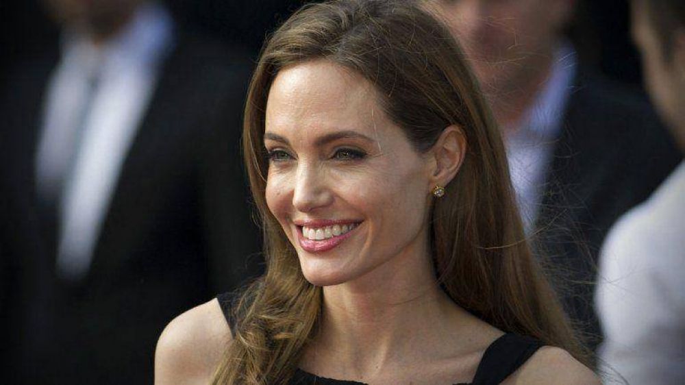 Angelina Jolie se hizo extirpar los ovarios: ten�a un 