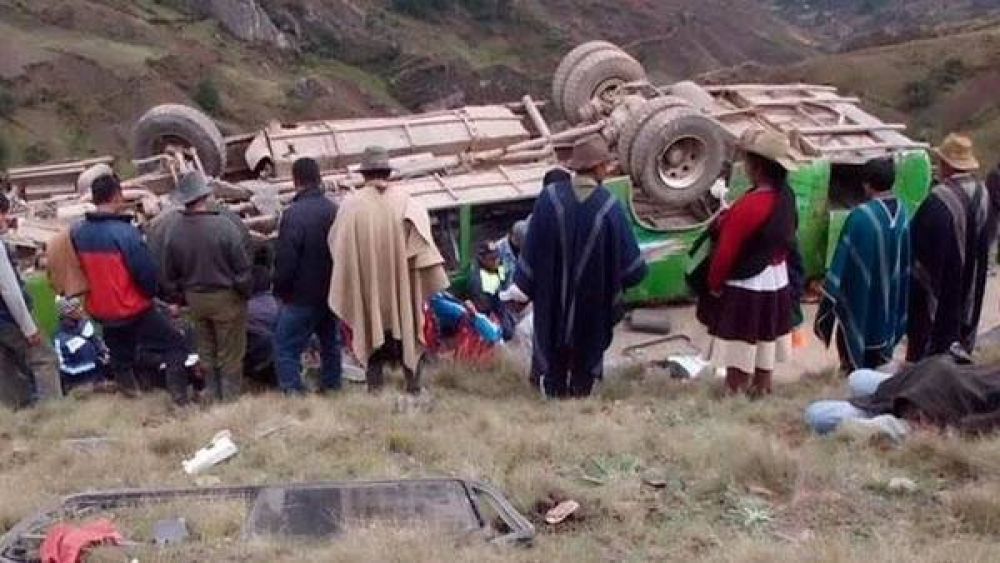 Tragedia en Per� al chocar tres micros y un cami�n: m�s de 30 muertos