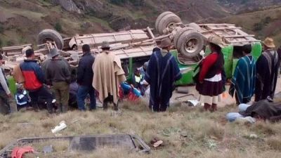 Tragedia en Per� al chocar tres micros y un cami�n: m�s de 30 muertos