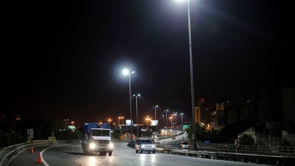 Cambian luces en autopistas para mejorar la seguridad vial