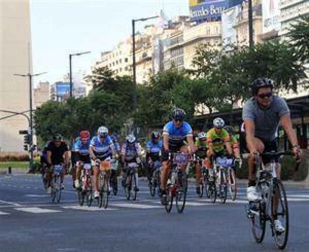 Ms de 800 ciclistas rompieron la rutina de la ciudad con una carrera de 100 kilmetros