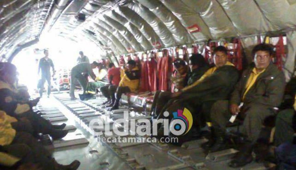 Brigadistas catamarque�os luchan contra los incendios en Chile