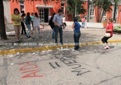 Militantes oficialistas hicieron pegatinas y pintadas contra A�da Ayala