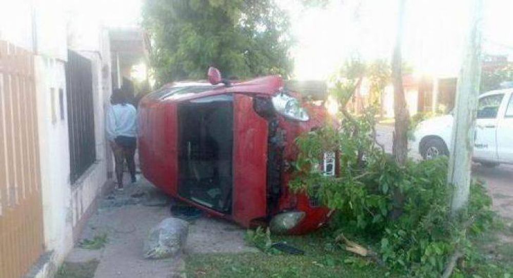 Se llev� todo por delante tras perder el control de su coche
