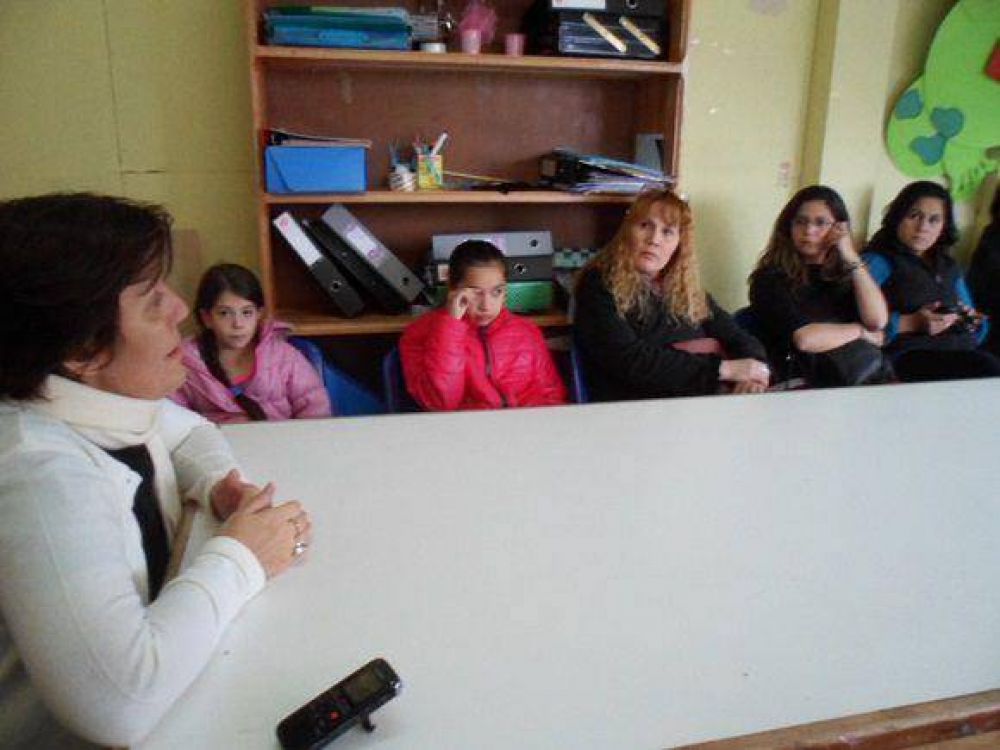 Molina mantuvo reunin con padres y alumnos de la Escuela 45 de Tolhuin