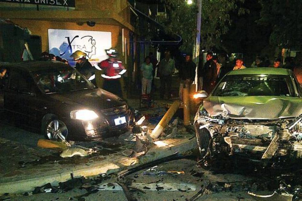 Tras violento choque, auto derrib� pared de peluquer�a y sus ocupantes fueron hospitalizados