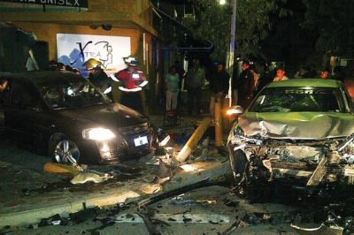 Tras violento choque, auto derrib� pared de peluquer�a y sus ocupantes fueron hospitalizados