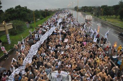 Masiva marcha bajo la lluvia en el D�a de la Memoria