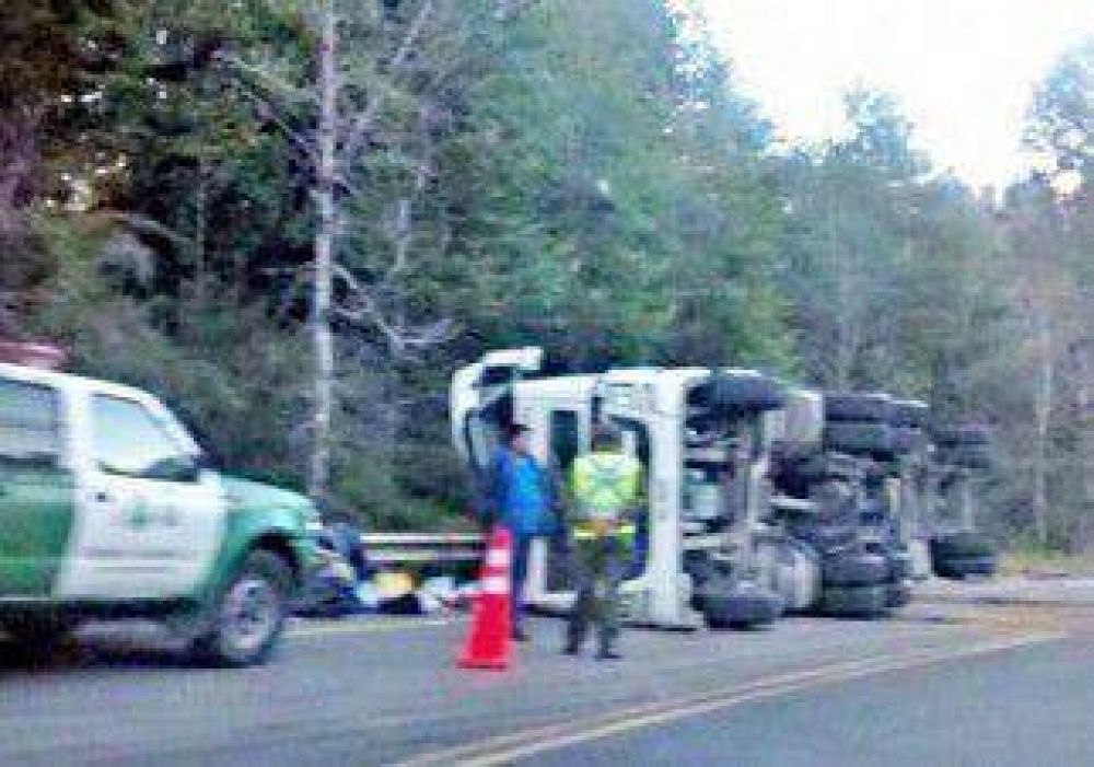 Vuelcan 2 camiones en el paso Samor� y provocan demoras 