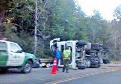 Vuelcan 2 camiones en el paso Samor� y provocan demoras 
