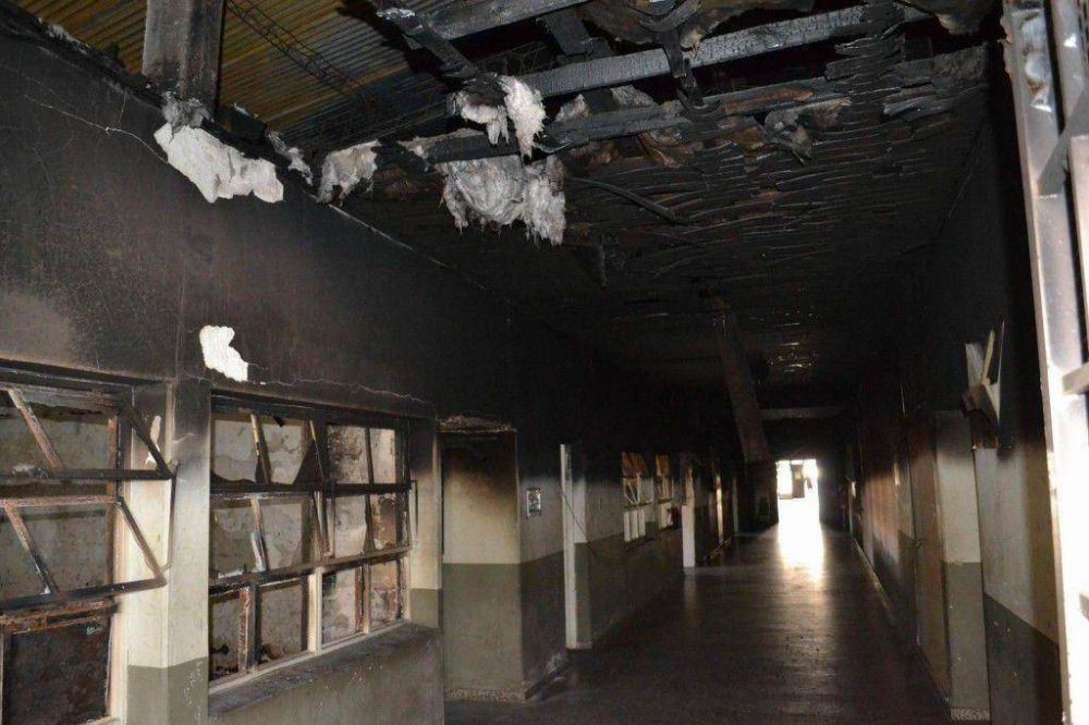 Tras el incendio, vuelven para restaurar t�tulos de los alumnos