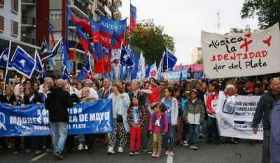 Prohibido olvidar: miles de marplatenses marcharon en el D�a de la Memoria 
