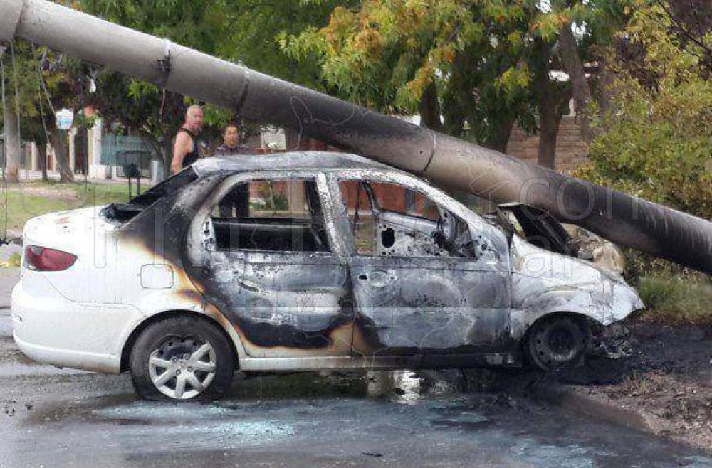 25 de Mayo: choc y se le quem el auto