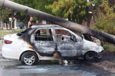25 de Mayo: choc� y se le quem� el auto