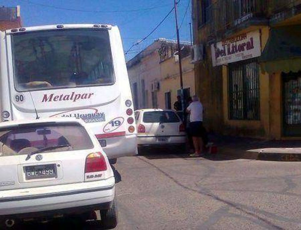 Choques y peligrosas maniobras por los malos estacionamientos