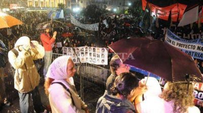 Bajo la lluvia, se realizaron las dos marchas por el D�a de la Memoria
