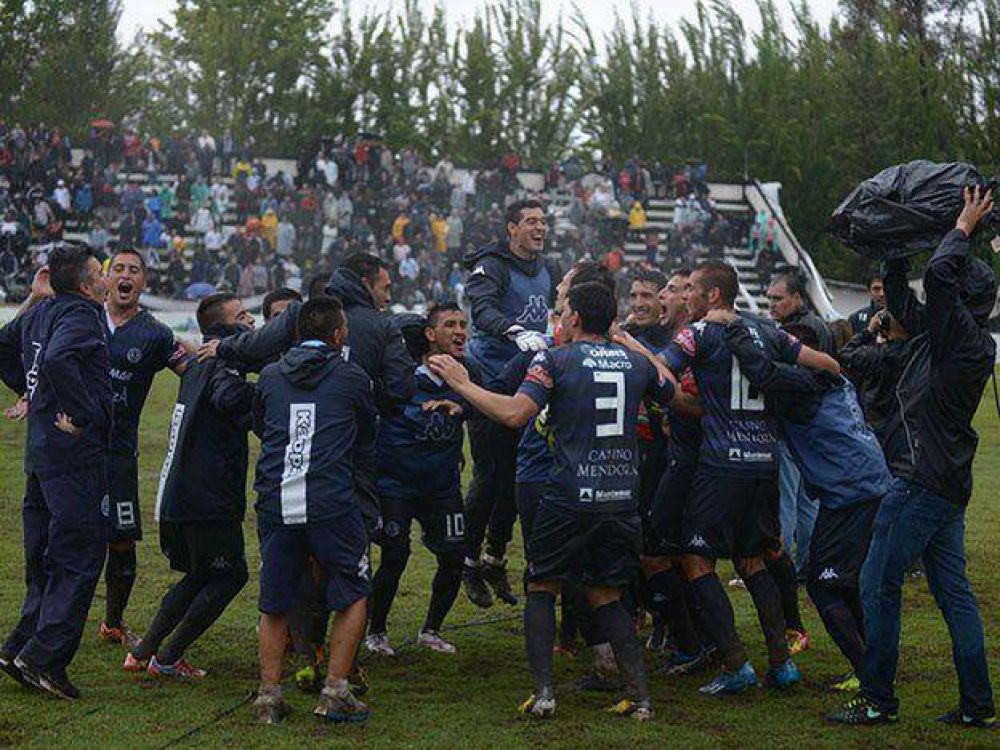Independiente Rivadavia se qued� con el Supercl�sico del Nacional