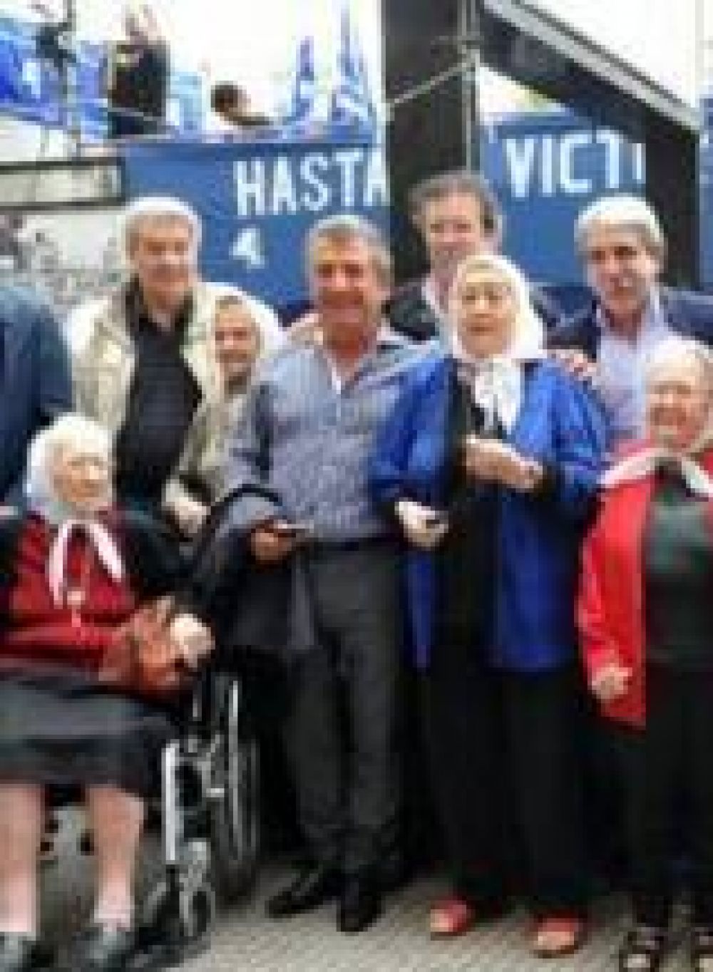 El gobernador particip� de la marcha junto a las Madres de Plaza de Mayo