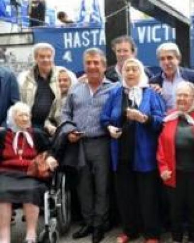 El gobernador particip� de la marcha junto a las Madres de Plaza de Mayo