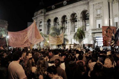 La plaza de Mayo en Santa Fe reaviv� la memoria, exigi� verdad y pidi� justicia
