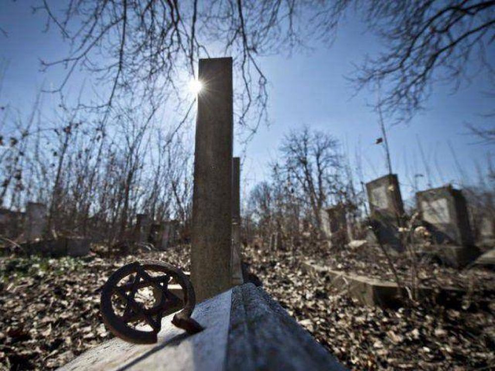 Hungra: Profanaron monumentos centenarios del cementerio judo