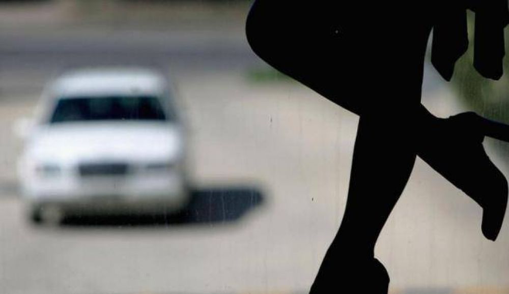 Condenan a dos proxenetas por obligar a prostituir a santiague�as