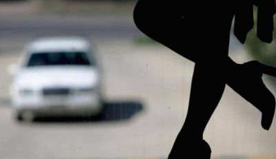 Condenan a dos proxenetas por obligar a prostituir a santiague�as