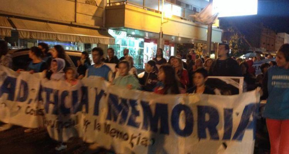 Da de la Memoria: Con paraguas, militantes y vecinos marcharon desde plaza Belgrano