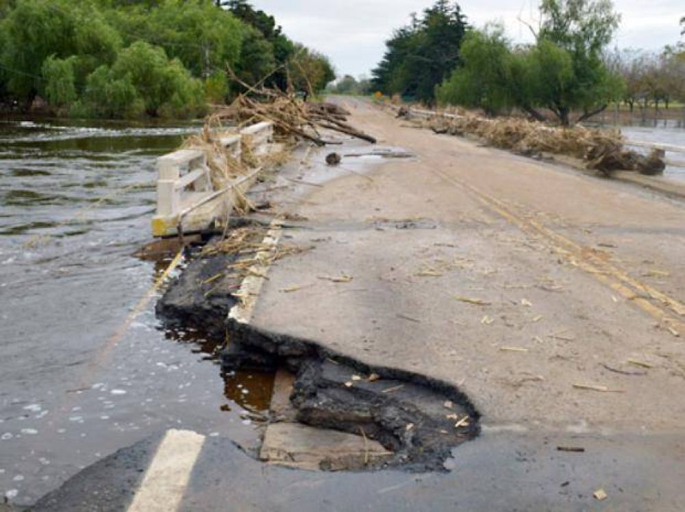 Hoy evaluar�n el deterioro del puente de la ruta 9 por la crecida del Carcara��