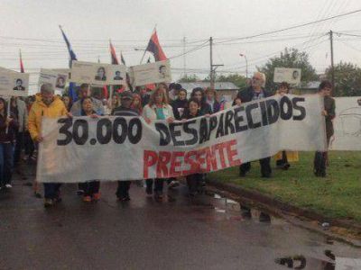 Memoria, Verdad y Justicia expresada bajo la lluvia en Trenque Lauquen