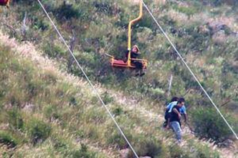 Susto en una aerosilla: una nena viaj� 300 metros colgada