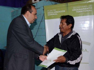 Entregaron escrituras a 55 familias del Sector B6