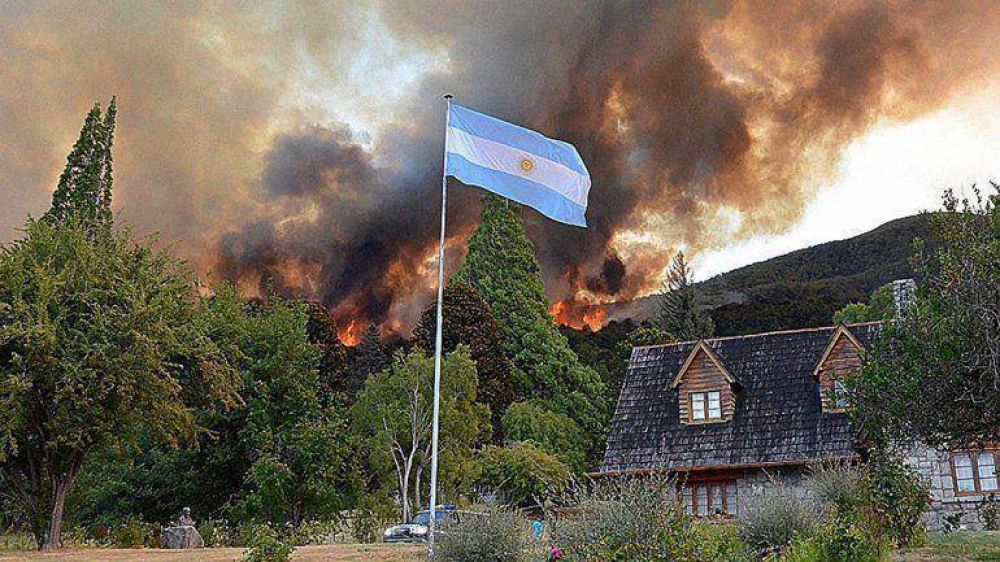 El incendio en Chubut podra llegar al casco urbano