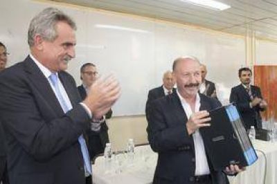 Inza recibi� de manos del Ministro Rossi las copias de las actas de la dictadura