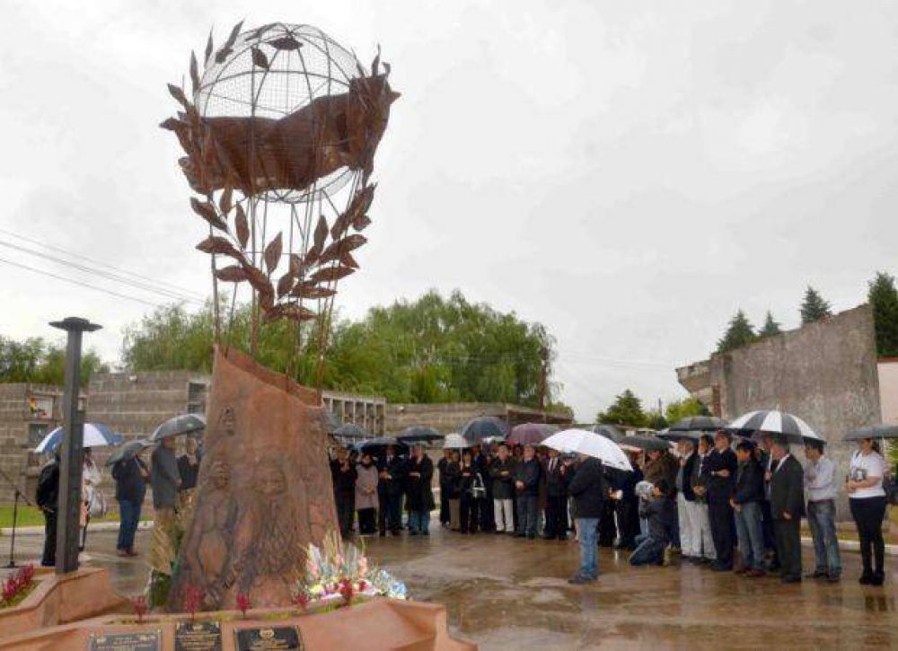 Inauguraron un monumento que evoca a los desaparecidos en Villa Mercedes