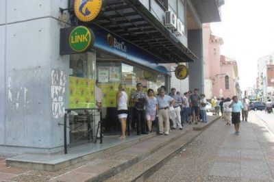 Desde hoy se pagan sueldos de marzo a empleados provinciales