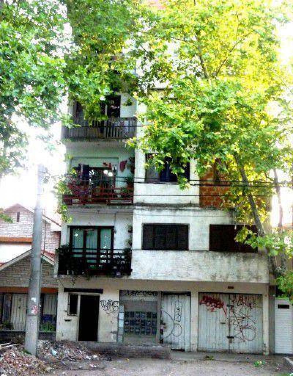 Advierten por riesgos de derrumbe de un edificio habitado 