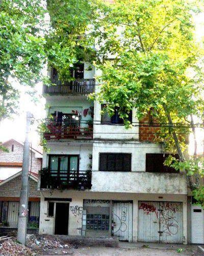 Advierten por riesgos de derrumbe de un edificio habitado 