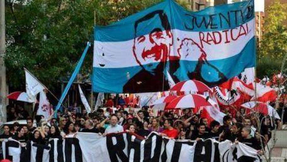 Radicales marchan contra el acuerdo con el PRO