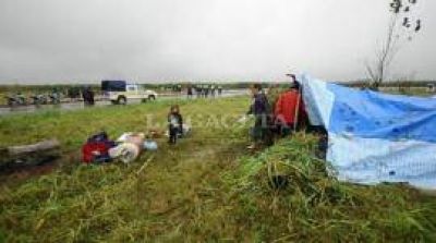 Desalojan por la fuerza a 400 familias asentadas en una ruta de Concepci�n