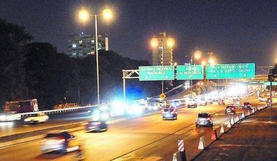 Colocan luminarias LED en autopistas porte�as