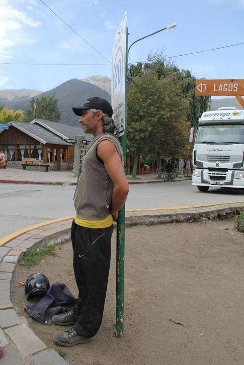 La Municipalidad asegura que no tiene deuda con el vecino que sigue encadenado en la Avenida