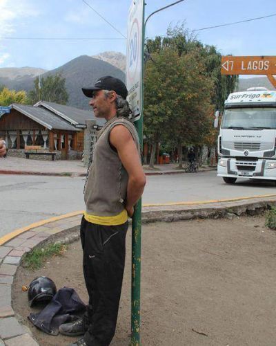 La Municipalidad asegura que no tiene deuda con el vecino que sigue encadenado en la Avenida