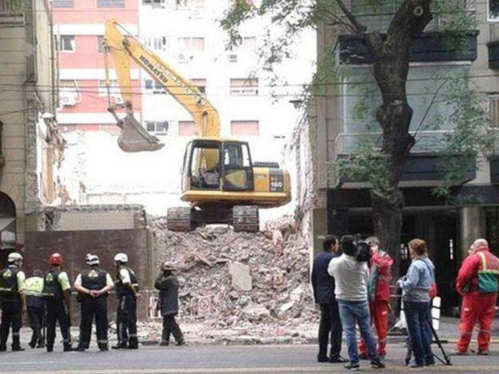 Un obrero tap� con un palo de escoba la fuga de gas en una obra en construcci�n