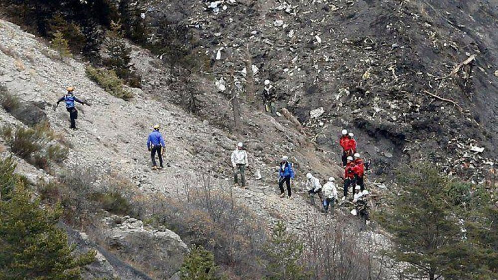 Uno de los pilotos del A320 qued� fuera de la cabina antes de que se estrellara el avi�n