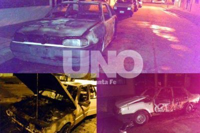 Incendiaron tres autos en horas de la madrugada