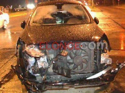 Violento impacto de dos autos en el ingreso a Paran�